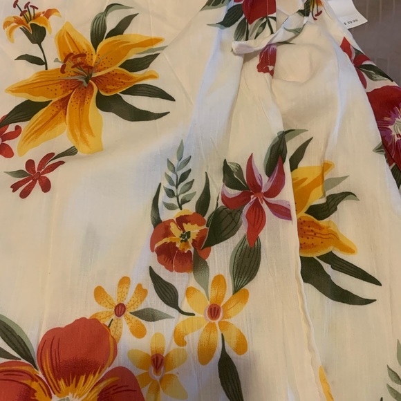 BRAND NEW FLORAL DRESS in size Medium - Picture 6 of 6